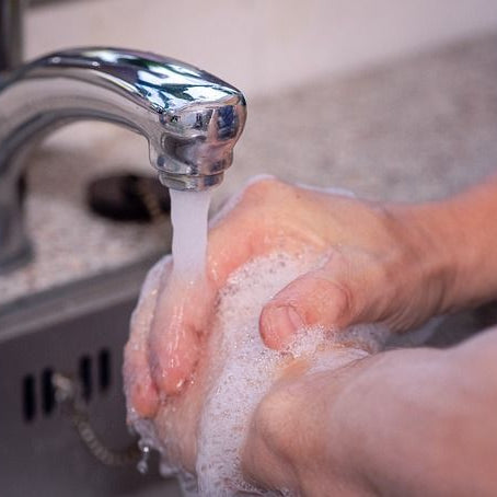 Installation rapide et efficace d'un sèche-mains : le top des sèche mains automatique